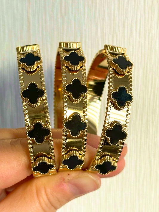 Black vanclief bangle